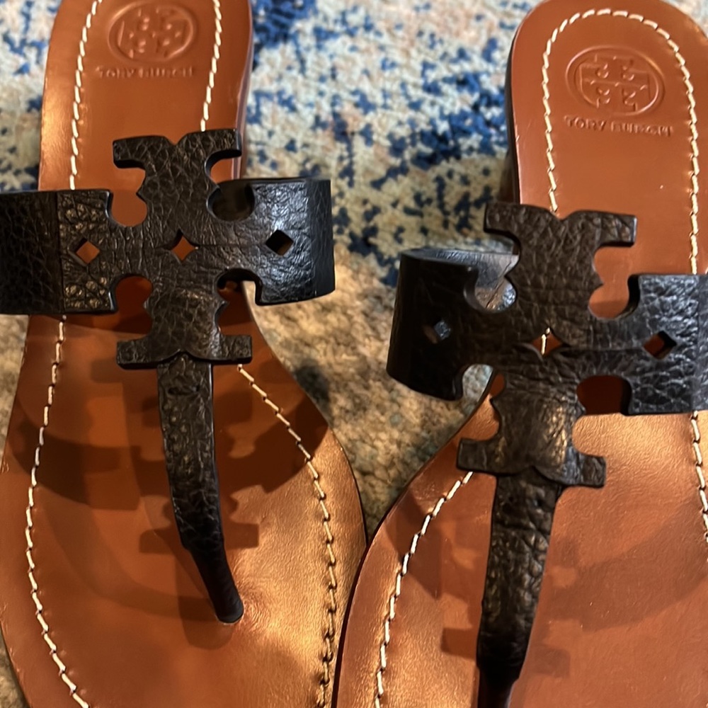 Tory Burch Black and Tan Miller Leather Thong Sandals - Picture 5 of 5